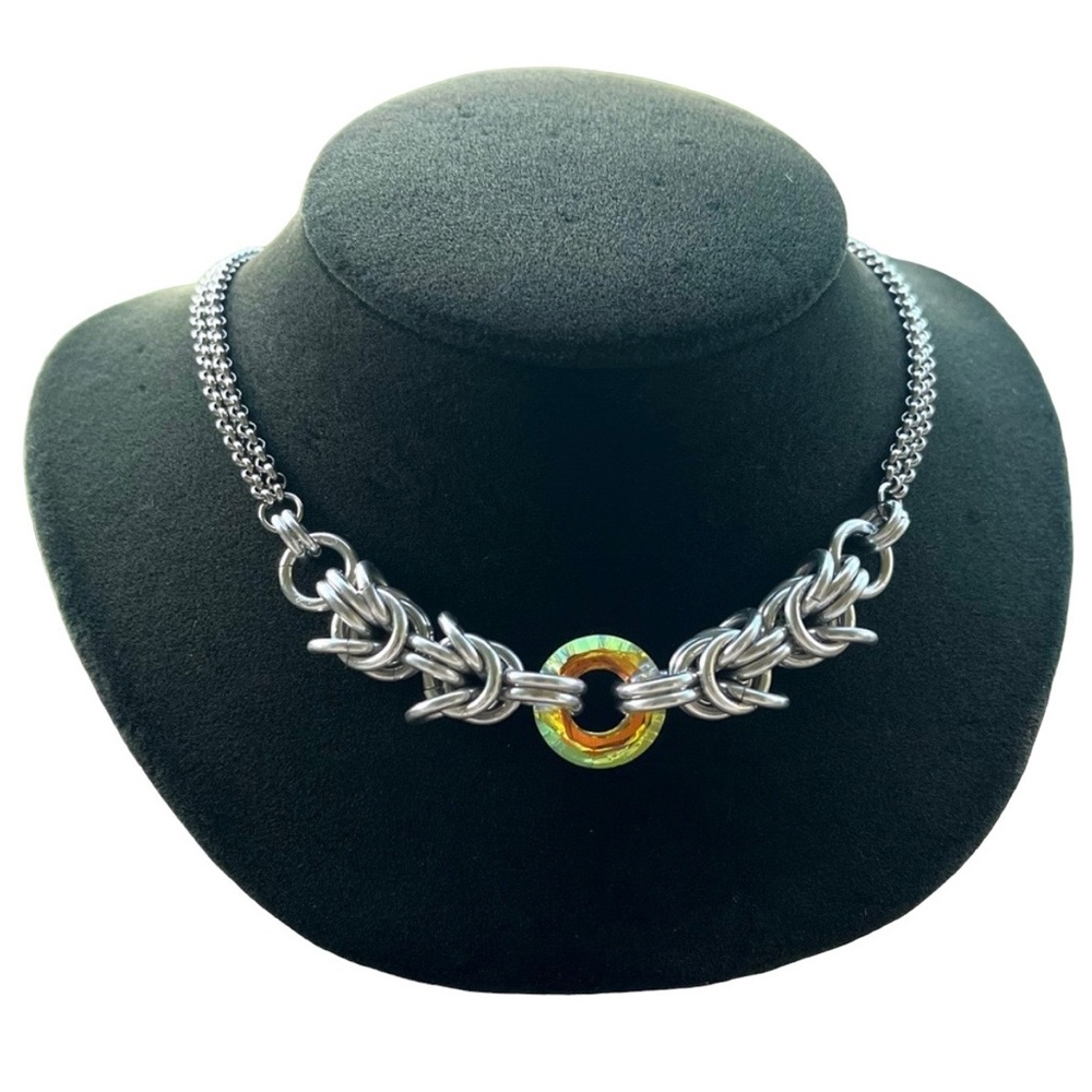 Handmade maille choker necklace with rainbow iridescent swarovski circle crystal - Picture 12 of 15